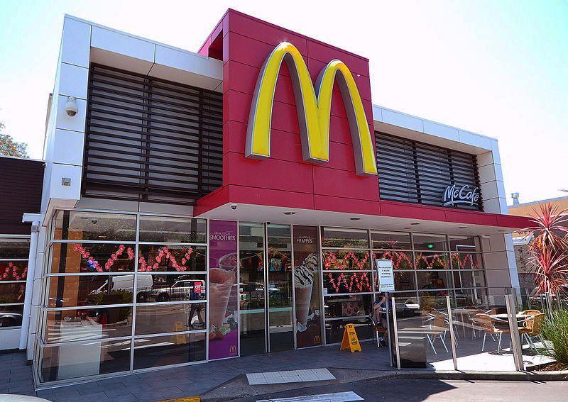 A McDonald’s in Queens is under fire for enforcing its 20 minute seating limit on a group of Korean men. (Courtesy of Wikimedia)