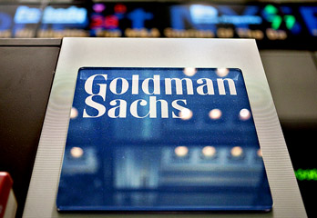 A Goldman Sachs Group Inc. logo hangs on the floor of the New York Stock Exchange in New York, U.S., on Wednesday, May 19, 2010. Goldman Sachs Group Inc. racked up trading profits for itself every day last quarter. Clients who followed the firms investment advice fared far worse. Photographer: Daniel Acker/Bloomberg           NYTCREDIT: Daniel Acker/Bloomberg News
