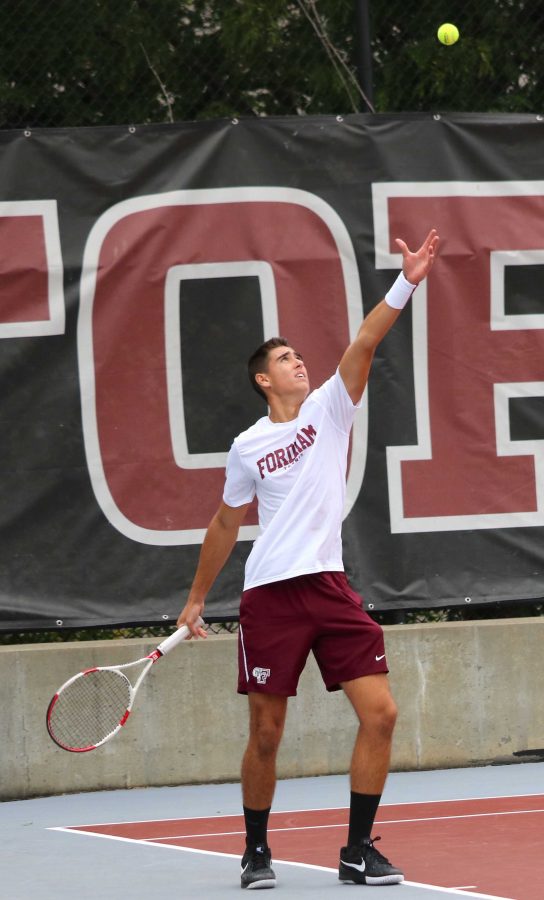 Harris Durkovic sets up a serve (Julia Comerford/The Fordham Ram).