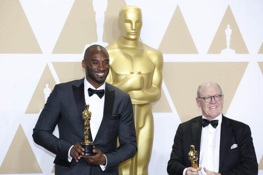 Kobe Bryant accepts his Oscar for Best Animated Short (Courtesy of Twitter).