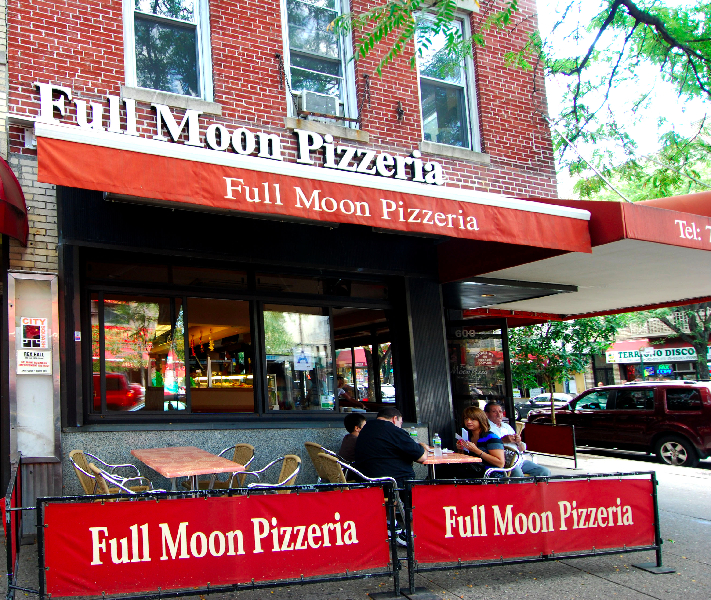 Full+Moon+Pizzeria+is+a+classic+neighborhood+joint+in+the+Fordham+neighborhood%2C+serving+consistently+good+Italian+food.+%28Ram+Archives%29