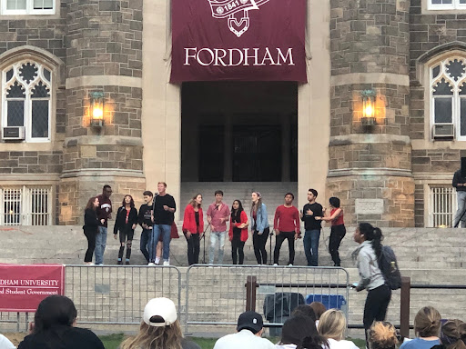 Fordhams Hot Notes a capella group performs on the Keating Steps. (courtesy of Ava Erickson for the Fordham Ram)